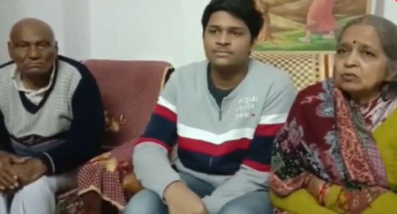 शहर के रोडवेज बस अड्डे के पास एक सांड़ ने उसकी बहन पर हमला कर दिया। बताते हैं कि बहन की जान पर खतरा देख दिव्यांश बहादुरी और अदम्य साहस दिखाते हुए अपने स्कूली बैग से ही हमलावर सांड से भिड़ गया और आखिर में सांड को भगाकर बहन की जान बचा ली थी। इस दौरान दिव्यांश के दाहिने हाथ में चार जगह फ्रैक्चर हो गया।
