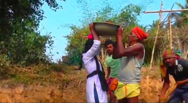 रोजी बेहरा मनरेगा में काम कर रही है। वह अपने गांव में एक सड़क बनाने के लिए खेतों से मिट्टी उठाना और उसे ले जाने का काम करती है। बदले में उसे हर दिन 207 रुपए मिलते हैं। रोजी की पांच बहनें हैं। उनमें से दो बहनें इंजीनियरिंग कॉलेज की बकाया फीस भरने में उसकी मदद कर रही हैं। एक बहन बीटेक कर रही है। दूसरी कक्षा 12 की छात्रा है। उसकी दो सबसे छोटी बहनें कक्षा 7 और कक्षा 5 में हैं।