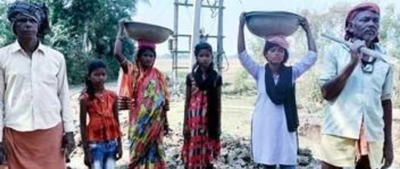 रोजी ने कहा, हम पांच भाई-बहन हैं और मेरे पिता परिवार में एकमात्र कमाने वाले हैं। वह दिहाड़ी मजदूर के रूप में काम करते हैं। पांच बेटियों की पढ़ाई का खर्च उठाना उसके लिए बहुत कठिन है। इसलिए मैंने काम करने का फैसला किया। पुरी कलेक्टर सामंत वर्मा ने कहा- हम मामले की पड़ताल कर रहे हैं। हमारे अधिकारी उस लड़की से संपर्क कर रहे हैं। उन्होंने कहा कि उनकी आगे की शिक्षा के लिए भी सभी इंतजाम किए जाएंगे।