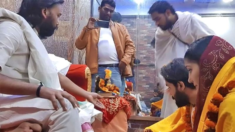 वीर ने कहा था- सब कह रहे हैं कि शादी कर ली बताया नहीं, बिना शादी के बच्चा कैसे हो गया। मैं पूछ रहा हूं कि मैं किसी को यह क्यों बताऊं? मुझे कुछ नहीं बनना है और मैं आम आदमी बनकर रहना चाहता हूं। जब सपना ने जहर निगला, तब भी सब इसी तरह से मजाक उड़ा रहे थे, जबकि मेरे पास उसकी फॉरेंसिक रिपोर्ट है। जिस रिश्ते के बारे में कोई न बताए तो क्या वह रिश्ता अवैध होता है?