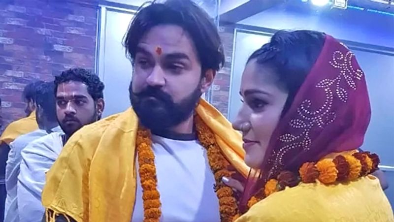 लोगों के कमेंट्स पर भड़के वीर ने कहा था- वो आम आदमी हैं और उन्हें किसी तरह का प्रचार नहीं चाहिए। सपना को लड़का हो गया, इस तरह के कॉमेंट करके लोग मजाक उड़ा रहे हैं। अगर किसी की हिम्मत हो तो मुझे कोई कुछ कहकर बताओ। मैं अब तक कलाकार ही था मगर अब बदमाश भी बनने को तैयार हूं।