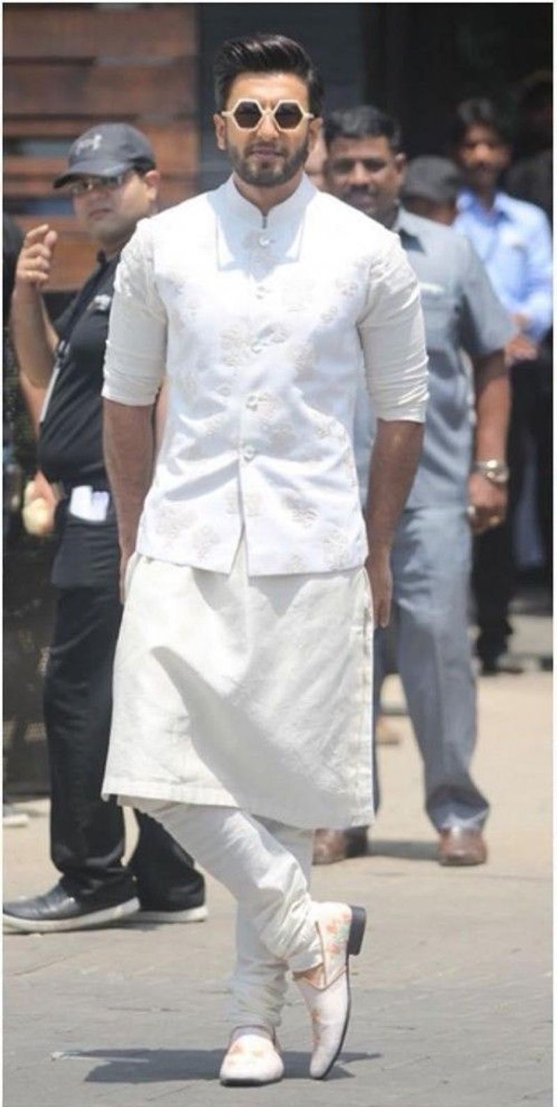 A political style statement
Nehru and Modi jackets will never run out of style. Also known as bandis, these jackets are easy to wear and add a hint of sophistication to an otherwise mundane outfit. For women, jackets with coloured embroidery, glasswork and other embellishments can be matched with a solid kurta and minimal accessories. Keep your outfit plain and let the jacket be the colourful highlight. Men can definitely opt for contrast shades or a tone on tone outfit.