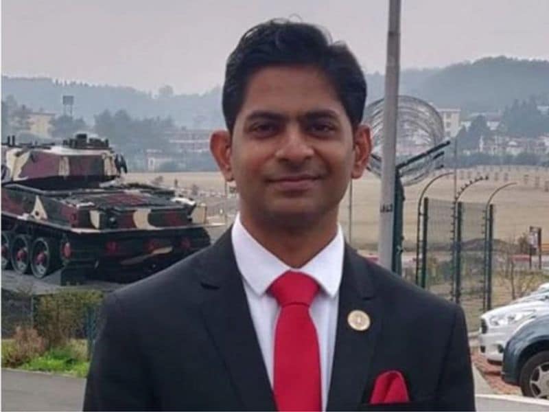 महीने दिन के हिसाब से बनाएं टारगेट –
अभिनव प्री परीक्षा की तैयारी के लिए बताते हैं कि, जब परीक्षा के 3 महीने यानी 90 दिन बचें तो उन्हें चालीस, तीस और बीस दिनों में बांट लें। पहले सेट का रिवाजन आपको चालीस दिनों में करना है, फिर उन्हें किताबों को, उन्हीं विषयों को आपको तीस दिन में दोहराना है। आखिरी वक्त में कोशिश करें कि बीस दिनों में यह रिवीजन हो जाए।