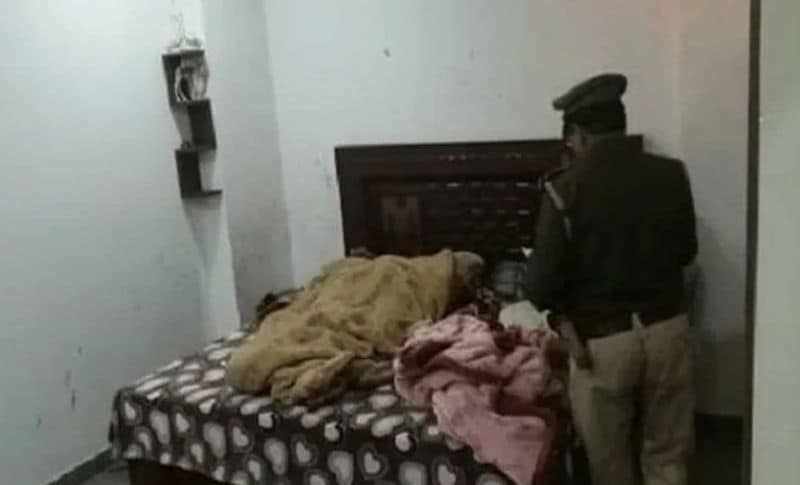 आसपाल के लोगों ने बताया कि कोरोना काल के दौरान यह परिवार अजीबोगरीब हरकतें करता था। आए दिन इनके घर से चिल्लाने की आवाज का आना पूजा तंत्र-मंत्र साधना का होना आदि। वहीं रविवार देर रात दोनों बेटियों की चिल्लाने की आवाज आई थी। जब हमने पूछा तो कोई जवाब नहीं दिया। 