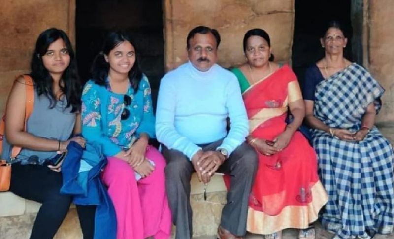 <p>आंध्र प्रदेश के चित्तूर जिले के मदनपल्ले शहर में 24 जनवरी की रात को दंपति ने कथित तौर पर अपनी दो बेटियों की हत्या कर दी। दंपति ने डम्बल से दोनों बेटियों अलेखा (27) और साई दिव्या (22) पर वार करके उन्हें मौत के घाट उतार दिया। अंधविश्वासी दंपति ने दावा किया कि उनकी बेटियां सूर्योदय के बाद फिर से जीवित हो जाएंगी। "कलयुग" खत्म हो जाएगा और "सतयुग" सोमवार (25 जनवरी) से शुरू होगा।</p>