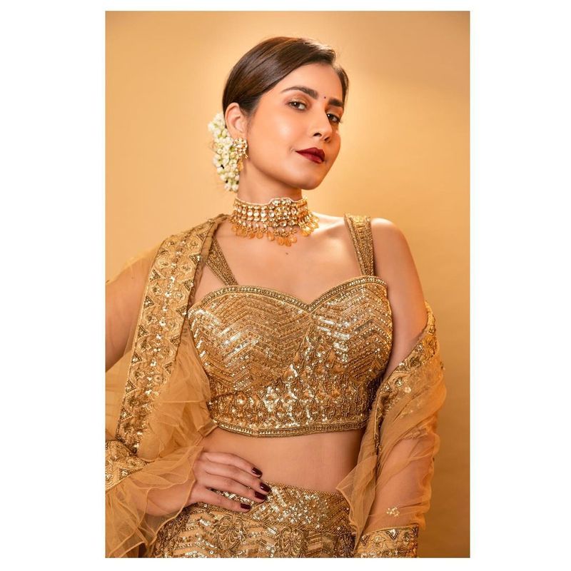 తమిళంలో మాత్రం వరుసగా సినిమాలు చేస్తుంది. అక్కడ ప్రస్తుతం `తుగ్లక్ దర్బార్`, `అరన్మనై 3`, `మెథావి` చిత్రాల్లో నటిస్తూ బిజీగా ఉంది.