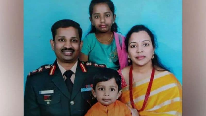 बता दें कि भारत और चीन के बीच 45 सालों में पहली बार ऐसी हिंसक झड़प सामने आई थी। कर्नल बाबू को जब उनके 4 साल के बेटे अनिरुद्ध ने मुखाग्नि दी, तो चारों ओर भारत माता की जय और संतोष बाबू अमर रहे के नारे गूंज उठे थे।
(पत्नी और बच्चों के साथ कर्नल संतोष बाबू)