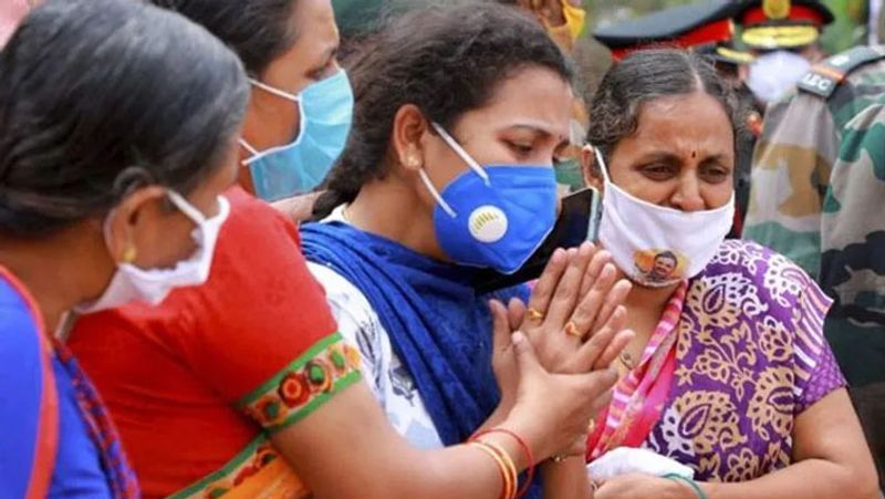 जुलाई, 2020 में तेलंगाना सरकार ने कर्नल की वीरांगना संतोषी को डिप्टी कलेक्टर बनाया था। मुख्यमंत्री चंद्रशेखर राव ने खुद शहीद के घर जाकर वीरांगाना को नियुक्ति पत्र सौंपा था।
(पति को अंतिम सलामी देतीं संतोषी)