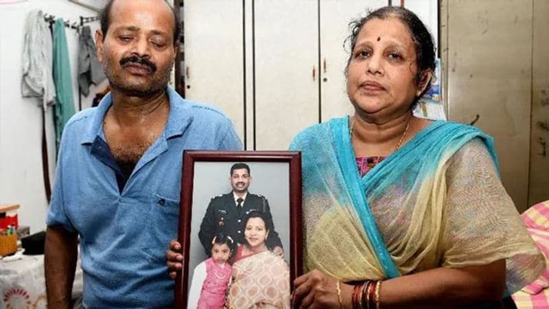 कर्नल के पिता उपेंद्रबाबू ने बताया था कि 20 साल की नौकर में पहली बार उसका तबादला गृह राज्य में होने वाला था। अपने बेटे की शहादत पर उनकी मां मंजुला को हमेशा फक्र रहेगा। यह और बात है कि अपने इकलौते बेटे को खोने का भी उन्हें गम सताता है। जब एक मां को अपने बेटे की शहादत की खबर मिली, तो उन्होंने अपनी बहू से उसे छुपाए रखा। क्योंकि वे नहीं चाहती थीं कि बहू को सदमा लगे।
(बेटे की शहाद की खबर मिलने के बावजूद उनकी मां ने बहू से बात छुपा रखी। उन्हें डर था कि कहीं बहू को गहरा सदमा न लगे।)