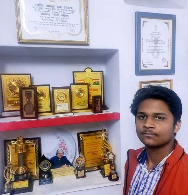 13 साल के भाई ने सांड से बहन के लिए किया था मुकाबला
बाराबंकी जिले के मखदूमपुर गांव निवासी कुंवर दिव्यांश सिंह 13 साल की उम्र में अपनी बहन को बचाने के लिए सांड से लड़ गए थे। वो अपनी 5 साल की बहन स्कूल से लौट रहे थे। तभी एक सांड ने उसकी बहन पर हमला कर दिया। दिव्यांश ने अपने स्कूली बैग से ही सांड से भिड़ गया। दिव्यांग के दाहिने हाथ में फ्रैक्चर हो गया था। लेकिन उसने हार नहीं मानी। आखिरकार में सांड को भगाकर बहन की जान बचा ली। इसके लिए इन्हें राष्ट्रीय और राज्य स्तर सहित करीब 24 पुरस्कारों से सम्मानित किया जा चुका है।
