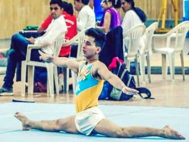 17 साल के इस लड़के ने 10 साल बाद दिलाया था देश मेडल
प्रयागराज के सिविल लाइन एरिया में रहने वाले 17 साल के मोहम्मद राफे का खेल श्रेणी में चयन हुआ है। साल 2019 में मोहम्मद राफे ने मंगोलिया की राजधानी उलान बाटर हवे में हुई जूनियर एशियन गेम्स में भारत को जिम्नास्टिक में कांस्य पदक दिलाया था। बता दें कि जूनियर एशियन गेम्स में बीते 10 सालों में भारत को जिम्नास्टिक में कोई मेडल नहीं मिला था। अब मोहम्मद ओलंपिक में गोल्ड पदक हासिल करने के लिए मेहनत कर रहे हैं। खेल गांव पब्लिक स्कूल में 12वीं के छात्र मोहम्मद का चयन सेना के लिए हो चुका है। अब वे सेना की तरफ से खेलेंगे। 