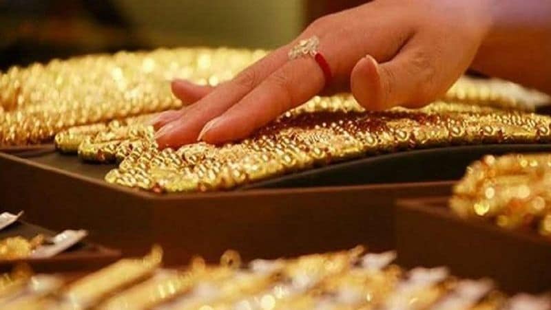 मंदी के समय में सोने में निवेश बेहतर साबित होता है। यह ऐसा दौर होता है, जब आर्थिक विकास की दर के साथ ब्याज की दर भी कम होती है। ऐसे समय में गोल्ड में निवेश करने से आगे चल कर ज्यादा फायदा हासिल किया जा सकता है। (फाइल फोटो)
