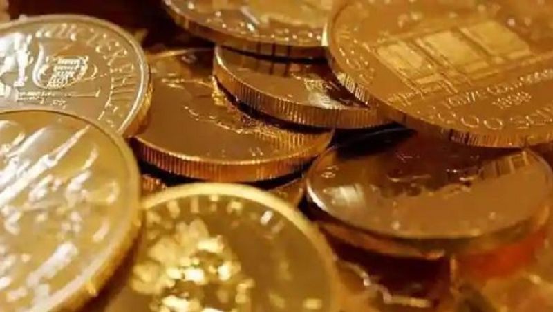 देश का सबसे बड़ा बैंक स्टेट बैंक ऑफ इंडिया (SBI) इस समय फिक्स्ड डिपॉजिट (FD) पर अधिकतम 5.4 फीसदी सालाना ब्याज दे रहा है। इस हिसाब से देखा जाए तो गोल्ड में निवेश करने पर कहीं ज्यादा रिटर्न मिलेगा, क्योंकि इसकी कीमत लगातार बढ़ती गई है। अर्थव्यवस्था में मंदी का अंदाज इससे मिल सकता है कि 2020-21 की पहली तिमाही में सकल घरेलू उत्पाद (GDP) में 23.9 फीसदी की गिरावट दर्ज की गई। हालांकि, दूसरी तिमाही में यह 7.5 फीसदी पर आ गई। (फाइल फोटो)