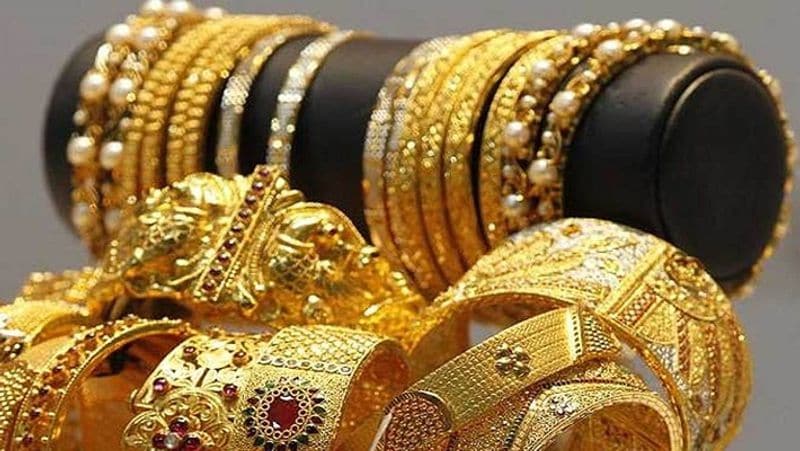 एक साल पहले जनवरी 2020 में सेंसेक्स 41,428 के आसपास था, लेकिन अब यह 50 हजार के पार जा चुका है। वहीं, जनवरी में गोल्ड की कीमत 40 हजार 300 रुपए प्रति 10 ग्राम थी, जो इस साल बढ़ कर 49 से लेकर 50 हजार प्रति 10 ग्राम पर चल रही है। इसकी कीमत में बढ़ोत्तरी ही हुई, गिरावट ज्यादा नहीं आई। (फाइल फोटो)