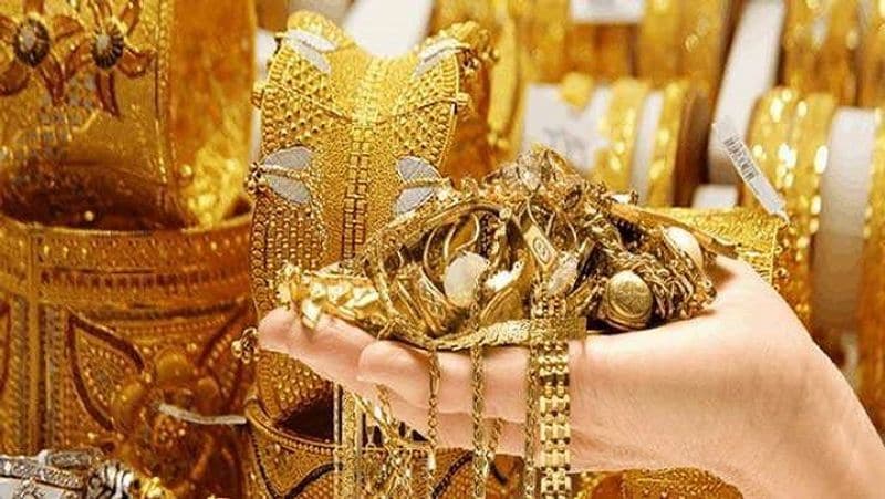 पिछले 5 वर्षों में गोल्ड ने करीब 95 फीसदी रिटर्न दिया है। इतना ज्यादा रिटर्न और किसी भी निवेश में नहीं मिल सकता है। जनवरी, 2016 में सोने का दाम 25 हजार रुपए प्रति 10 ग्राम था। देश में सोने का दाम साल 1965 की तुलना में 746 गुना ज्यादा है। 1965 में सोने की कीमत 63.25 रुपए प्रति 10 ग्राम थी। (फाइल फोटो)