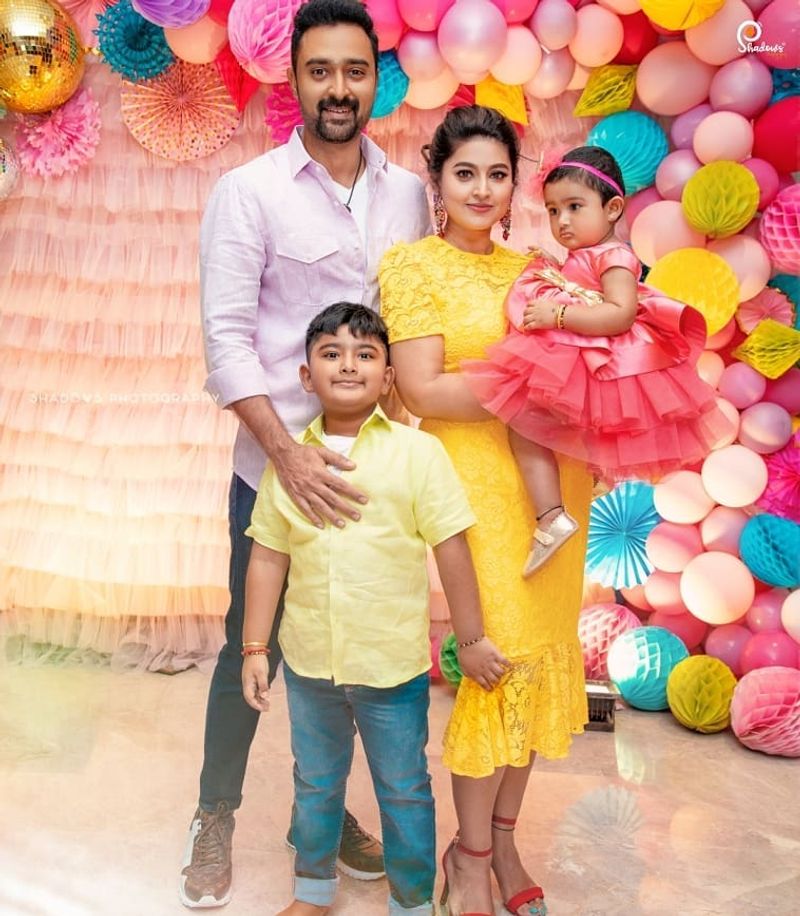 சமீபத்தில் தான் சினேகா - பிரசன்னா தம்பதியின் செல்ல மகள் முதல் பிறந்தநாள் மிகவும் விமர்சையாக கொண்டாடப்பட்டது. 