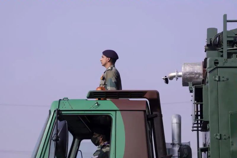 400 किलोमीटर की मारक क्षमता रखने वाला यह हथियार देश की आन-बान और शान का प्रतीक है। बताते हैं कि ब्रह्मोस की गति ध्वनि की रफ्तार से भी तीन गुना ज्यादा है।