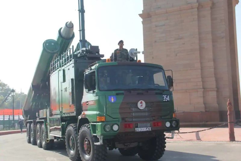 बताते चले कि ब्रह्मोस मिसाइल भारतीय सेना का वह अचूक शस्त्र है, जो धरती से धरती पर मारक क्षमता रखता है।
