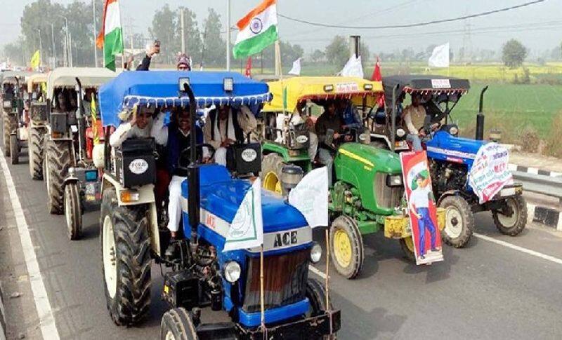Tractor rally from Singhu border reaches Delhi