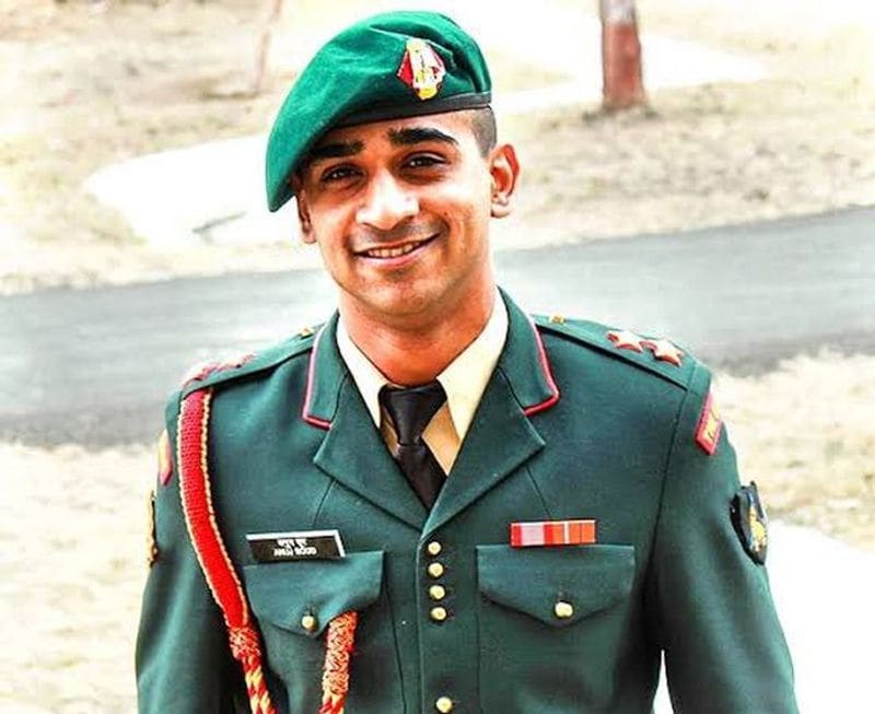 Martyred Soldier Major Anuj Sood Wife Aakriti Sood Receives His Shaurya Chakra pod