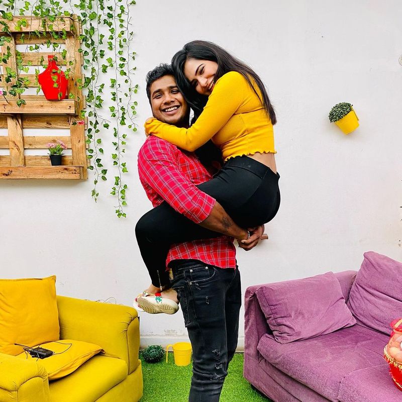 స్టార్ మాలో ఇటీవల ప్రారంభమైన కామెడీ స్టార్స్ షోలో ఆషురెడ్డి సందడి చేస్తున్నారు. ఆ విధంగా బుల్లితెర సెలెబ్రెటీగా ముందుకు వెళుతున్నారు.