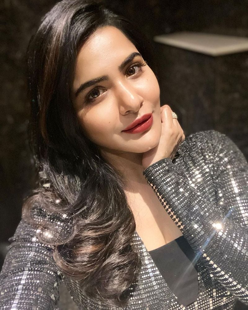 It was first got frame because of her look that resemblance with Telugu star Samantha Akkineni. Later, Ashu Reddy became a celeb on the social media platform because of her similarities with the actress.
