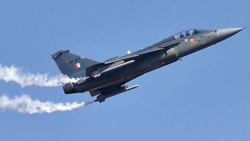 तेजस
इंडियन एयरफोर्स में 5 साल पहले 2016 में एलसीए तेजस (LCA Tejas) को शामिल किया गया था। मौजूदा समय में भारतीय वायुसेना में अभी 20 तेजस हैं, जबकि 40 तेजस एयरक्राफ्ट का ऑर्डर दिया जा चुका है। इसकी सबसे बड़ी ताकत एयर टू एयर मिसाइल, लेजर गाइडेड मिसाइल और मेक इन इंडिया अस्त्र मिसाइल है।