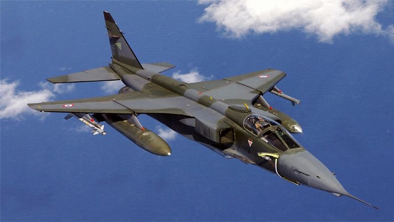 जगुआर
एसईपीईसीएटी जगुआर (SEPECAT Jaguar)एक सुपरसोनिक लड़ाकू विमान है। इसमें हाई-विंग होने के कारण ये कम ऊंचाई पर उड़ता है। इस विमान में कई हथियार लोड़ हो सकते हैं, इसलिए जंग के दौरान हथियारों को ले जाने में इसका उपयोग होता है। यह विमान 1,700 किलोमीटर प्रति घंटे की रफ्तार से उड़ सकता है और जमीन पर अटैक करने की क्षमता रखता है। 