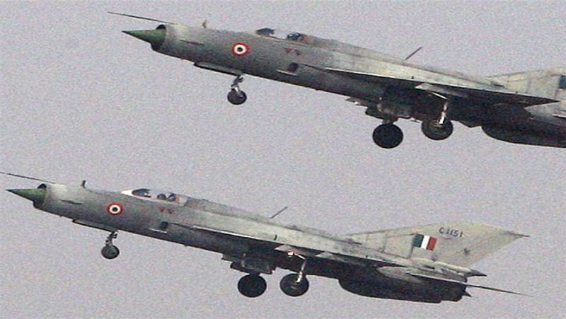 मिग - 21
मिग-21 (MIG-21) एक हल्का सिंगल पायलट लड़ाकू विमान है। ये 18 हजार मीटर तक की ऊंचाई पर उड़ सकता है। इसकी स्पीड अधिकतम 2,230 किलोमीटर प्रति घंटा है। ये आसमान से आसमान में मार करने वाली मिसाइलों के साथ-साथ और बम ले जा सकने में सक्षम है।