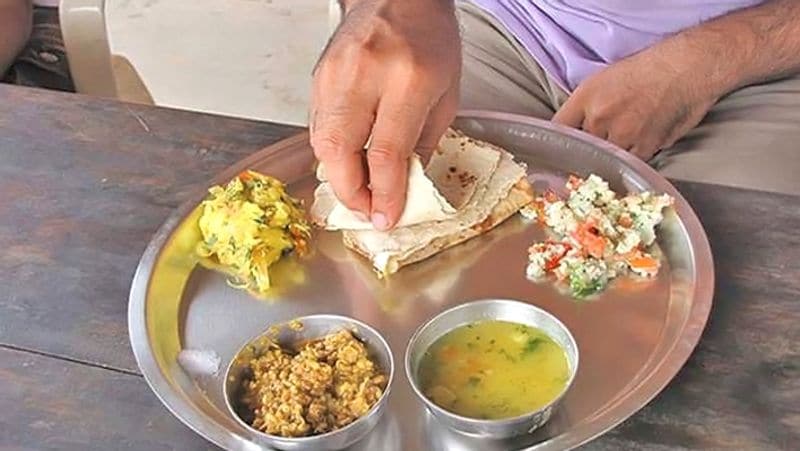5. जूते पहनकर भोजन करने से शरीर में धीरे-धीरे नकारात्मकता आ जाती है और शरीर की पवित्रता भंग हो जाती है।
