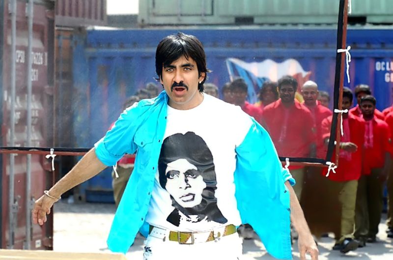 రవితేజ బాలీవుడ్ బిగ్బీ అమితాబ్ బచ్చన్కి పెద్ద అభిమాని. రవితేజ డైలాగ్ మాడ్యూలేషన్ కూడా ఆయనలాగే ఉంటుంది.
