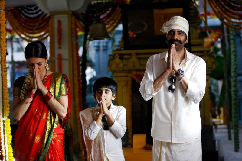 ఇటీవల `క్రాక్` చిత్రంతో హిట్ కొట్టాడు రవితేజ. ఇందులో శృతి హాసన్తో ఇలా.