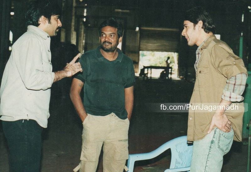 `పోకిరి` చిత్ర షూటింగ్ టైమ్లో పూరీ జగన్నాథ్, మహేష్లతో రవితేజ. రేర్ పిక్.