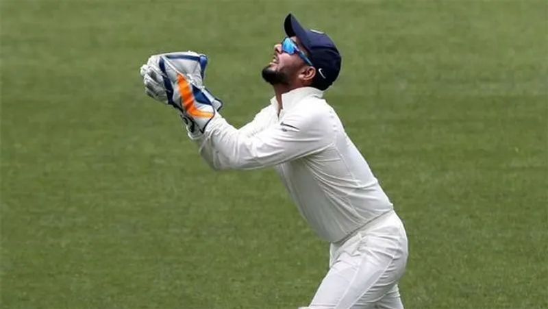ভক্তদের কাছে নতুন বাড়ি কোথায় কিনবেন তা জানতে চাওয়ার পর থেকেই নানা ধরণের উত্তর পেতে শুরু করেছেন ঋষভ পন্থ। কেউ লিখেছেন হায়দরাবাদে বাড়ি কিনতে বিরিয়ানি খাওয়ার জন্য।