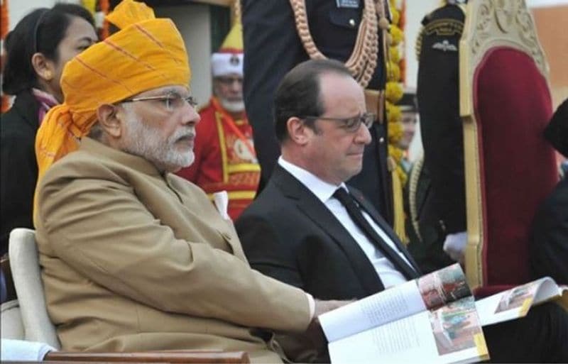 2016: पीएम मोदी हमेशा अलग-अलग लूक में नजर आते हैं। ऐसे में 2016 के गणतंत्र दिवस के मौके पर पीले रंग का साफा बांधे हुए नजर आए। इसके साथ ही पीएम मोदी ने नेहरू सूट भी पहना हुआ था।