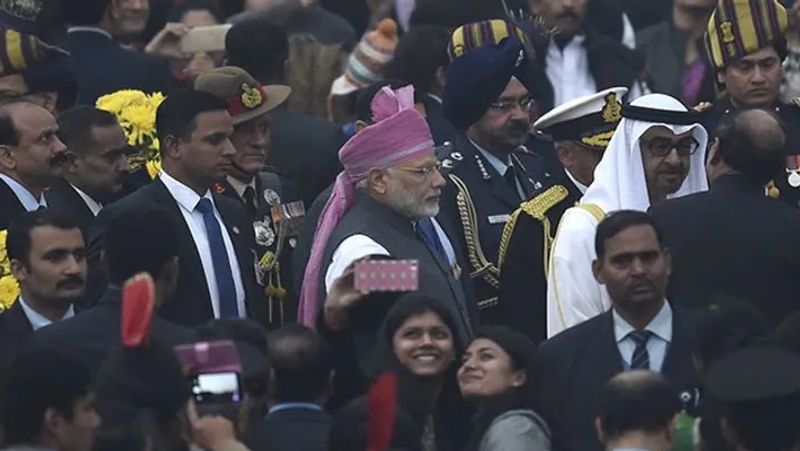 2017: 2017 के गणतंत्र दिवस रके मौके पर पीएम मोदी गुलाबी रंग के साफे में नजर आए थे। पीएम मोदी इस लूक में सबसे अलग नजर आ रहे थे।