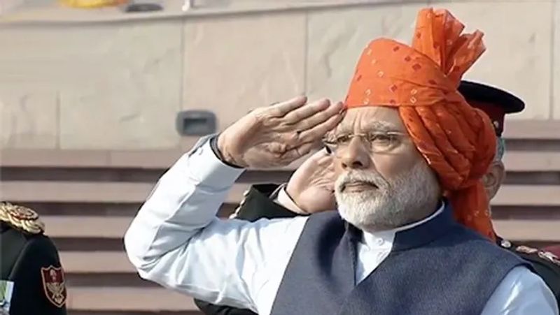2020: दोबारा प्रधानमंत्री बनने के बाद 2020 में 71 वें गणतंत्र दिवस के मौके पर पीएम मोदी केसरिया साफे में नजर आए। इस दौरान पीएम मोदी सबसे अट्रैक्टिव लग रहे थे। राजपथ पर आयोजित परेड में शामिल में होने के बाद पीएम मोदी हर बार की तरह इस बार भी दर्शक दीर्घा तक पहुंचकर मौजूद लोगों का अभिवादन स्वीकार किया।
