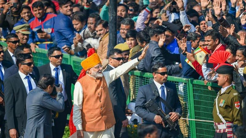 2019: 2019 में प्रधानमंत्री नरेंद्र मोदी गणतंत्र दिवस के मौके पर पीले और लाल रंग का साफा बांधे हुए नजर आए। पीएम मोदी को हमेशा एक नए बदलाव के लिए जाना जाता है। साफा बांधे हुए पीएम मोदी हर बार की तरह दर्शक दीर्घा में बैठे आम लोगों से मुलाकात के लिए पहुंचे थे।