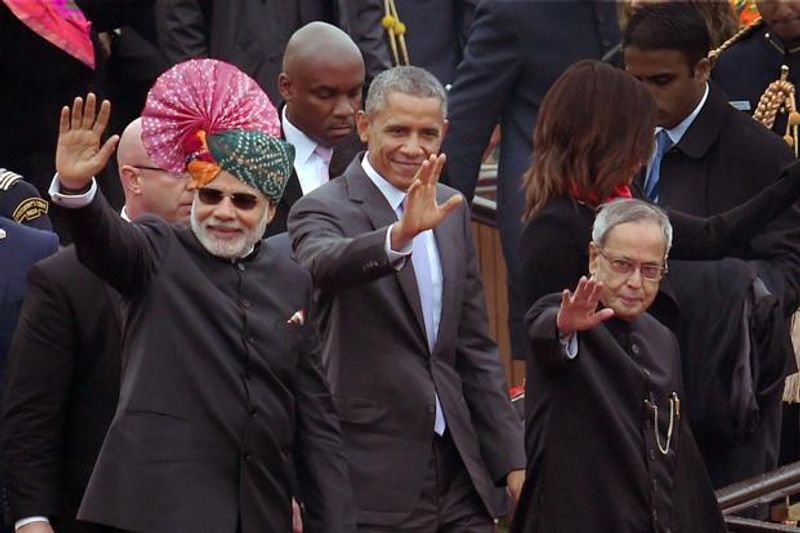 2015: पहली बार प्रधानमंत्री के बाद 2015 में नरेंद्र मोदी गणतंत्र दिवस के मौके पर अलग अंदाज में नजर आए। उस दौरान पीएम मोदी ने गुलाबी और हरे रंग का मिक्स साफा (जोधपुरी साफा) सिर पर बांधे हुए नजर आए थे। 2015 के गणतंत्र दिवस के मौके पर अमेरिका के तत्कालीन राष्ट्रपति बराक ओबामा मुख्य अतिथि के रूप में मौजूद थे।