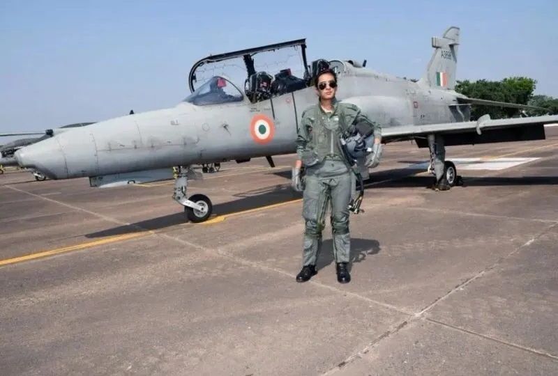 राजस्थान के सीकर जिले के हरदासका बास की बेटी फ्लाइट लेफ्टिनेंट स्नेहा शेखावत 63 नें गणतंत्र दिवस समारोह में वायुसेना की परेड में का नेतृत्व कर चुकी है। ऐसा करने वाली शेखावत वायुसेना की पहली महिला अफसर बनी थीं। इसके अलावा देश की पहली महिला फाइटर पायलट मोहना सिंह भी राजस्थान की रहना वाली हैं।
फोटो में फाइटर पायलट मोहना सिंह
