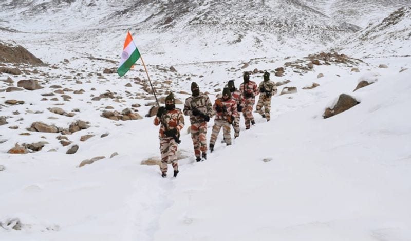 इस खास मौके पर आईटीबीपी (ITBP) के जवानों ने लद्दाख में माइनस 20 डिग्री सेल्सियस तापमान और 17000 फीट की ऊंचाई पर तिरंगा फहराया। इन हिमवीरों ने भारत माता की जय और वंदे मातरम के नारे भी लगाए। साथ ही हाथ में झंडा लिए उन्होंने मार्च भी निकाला।