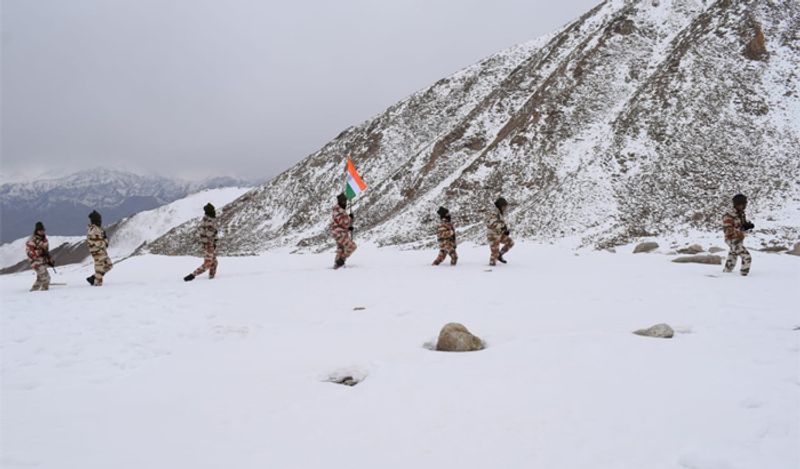 आईटीबीपी (ITBP) के जवानों ने लद्दाख में जमे हुए पानी पर मार्च निकाला है। इस दौरान एक साथ 9 जवान जमे पानी पर चल कर गए। उनके इस पराक्रम को देशवासी सलाम कर रहे हैं। 