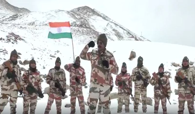 देश के लिए जवानों का ये जज्बा काबिल-ए-तारीफ है। 17 हजार की फीट के ऊपर रहकर देश की रक्षा करना जवानों की हिम्मत की दाद देनी पड़ेगी। माइनस 20 डिग्री के तापमान में रहकर देश की रक्षा करना और मार्च निकालना कोई मामूली बात नहीं है। 