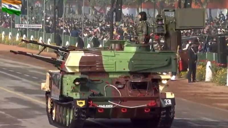 शिल्का एंटी एयरक्राफ्ट गन
इस बार परेड में थलसेना की एंटी एयरक्राफ्ट गन अपग्रेडेड शिल्का गन भी नजर आई। इसे कैप्टन प्रीति चौधरी ने कमांड किया। यह गन जमीन पर 2 किमी तक दुश्मन के ठिकानों को टारगेट कर सकती है और हवा में 2.5 किलोमीटर तक दुश्मनों को टारगेट कर सकती है। 