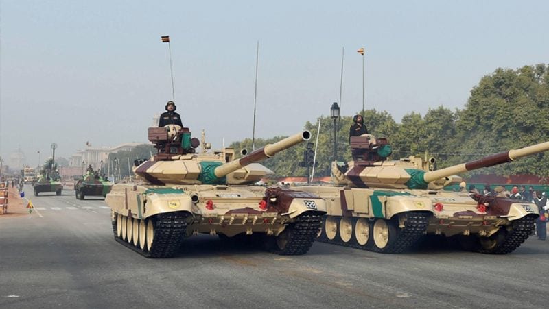 1- टैंक T-90 (भीष्म)
T-90 टैंक का भारतीय सेना के मैकेनाइज्ड कॉलम में पहला स्थान रहा। इसे 54 आर्म्ड रेजीमेंट के कैप्टन करनवीर सिंह भागू ने कमांड किया। भीष्म टैंक को हंटर किलर कॉन्सेप्ट पर तैयार किया गया है। इसमें ताकतवर 125 एमएम स्मूथबोर गन है। इसके अलावा इसमें 7.62 को एक्सियल मशीन गन और 12.7 एमएम एंटी एयरक्रॉफ्ट गन भी तैनात है ।इसके अलावा यह रात में भी 5 किमी तक निशाना साधता है। इसमें लगी लेजर गाइडेड मिसाइल इसे और खतरनाक बनाती हैं। यह पानी के अंदर भी चल सकता है।
