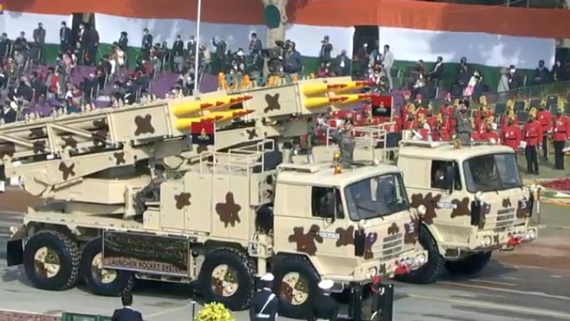 पिनाका मल्टी-बैरल रॉकेट सिस्टम
गणतंत्र दिवस के मौके पर राजपथ पर 841 रॉकेट रेजिमेंट (पिनाका) के पिनाका मल्टी लॉन्चर रॉकेट सिस्टम का नेतृत्व कैप्टन विभोर गुलाटी ने किया। 214 mm पिनाका MBRL दुनिया की सबसे एडवांस रॉकेट सिस्टम में से एक है। भगवान शिव के घनुष के नाम पर बना पिनाक एक फ्लाइट आर्टिलरी रॉकेट सिस्टम है जिसकी रेंज 37.5 किलोमीटर है। पिनाक रॉकेट्स को मल्टी-बैरल रॉकेट लॉन्चर से छोड़ा जाता है। लॉन्चर सिर्फ 44 सेकेंड्स में 12 रॉकेट्स दाग सकता है। 