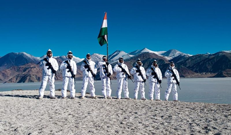 पैंगोंग सो लेह के दक्षिणपूर्व में 54 किलोमीटर की दूरी पर है। 134 किलोमीटर लंबी यह झील 604 वर्ग किलोमीटर के दायर में फैली हुई है। जिस पॉइंट पर इसकी चौड़ाई सबसे ज्यादा है, वहां यह 6 किलोमीटर चौड़ी है।