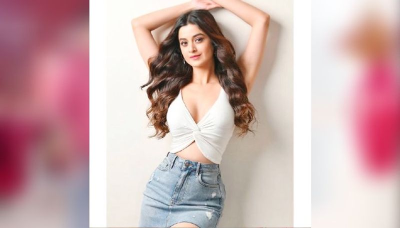 <p>দর্শনা বনিক এক কথায় বলতে গেলে সোশ্যাল মিডিয়ায় তাঁর উপস্থিতিতেই ঝড় ওঠে ভক্তমনে।</p>