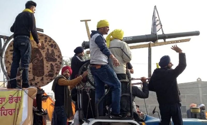 वहीं दूसरी तरफ किसानों ने अपनी टैक्ट्रर परेड को एक दम सेना की परेड की तरह बनाया हुआ है। जिस तरह भारतीय सेना अपने शक्ति और शौर्य का प्रदर्शन कर रही है। वहीं किसान भी अपने टैक्ट्रर के जरिए कई झाकियों को प्रदर्शित कर रहे हैं। उन्होंने युद्धक टैंक कैनन की प्रतिकृति बनाई है जो, जिसे अक्सर हम आर्मी में देखते हैं।
