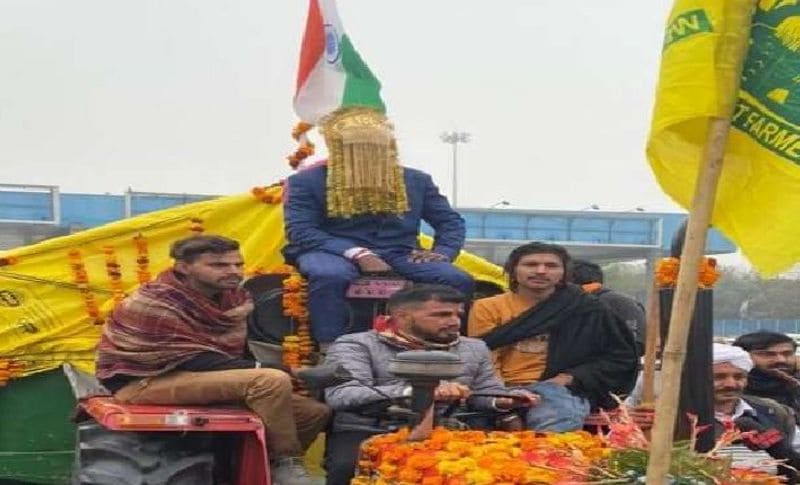 किसानों की टैक्ट्रर परेड में इस तस्वीर को देखिए जहां एक चालक दूल्हा बनकर ट्रैक्टर में बैठा हुआ है। इसके अलावा उसने अपने साथ ही दूल्हन की तरह ट्रैक्टर को सजाया हुआ है। यह ट्रैक्टर पानीपत से आया हुआ है।